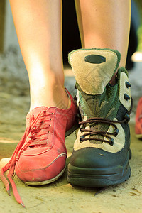 假期旅游露营行放松概念女孩比较鞋在休息期间步行检查靴子女孩比较鞋图片