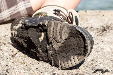 户外旅行假期放松鞋类概念检查破旧鞋类图片