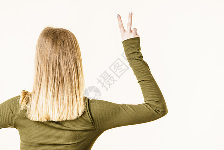 白色背景的金发女子背影展示和平用手指显示良好的积极姿态图片