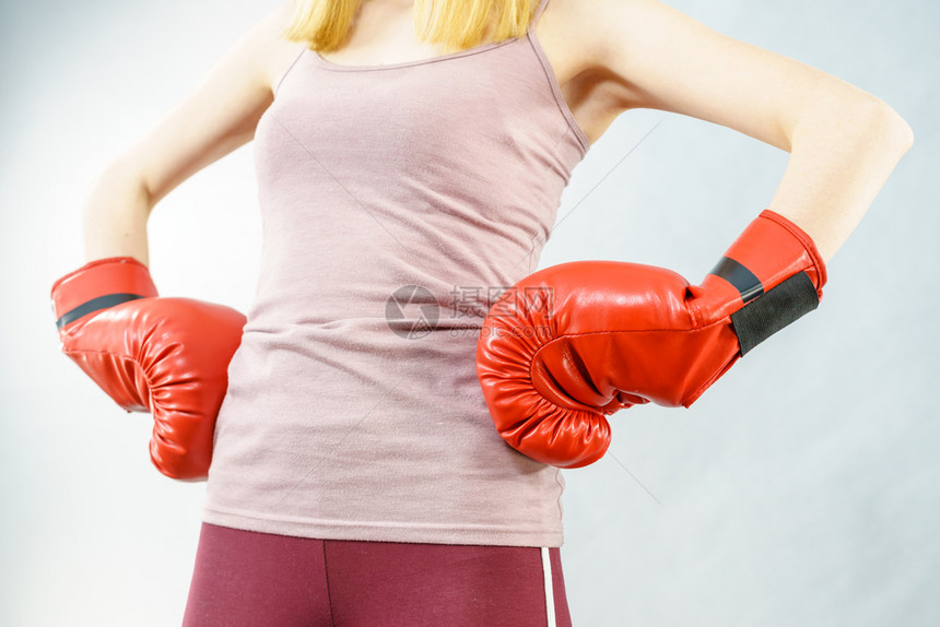 身着红色拳击手套的无法辨认运动妇女图片
