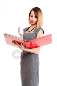 穿着优雅灰色礼服的漂亮时尚女孤立了成功的白人女商红文件夹背景图片