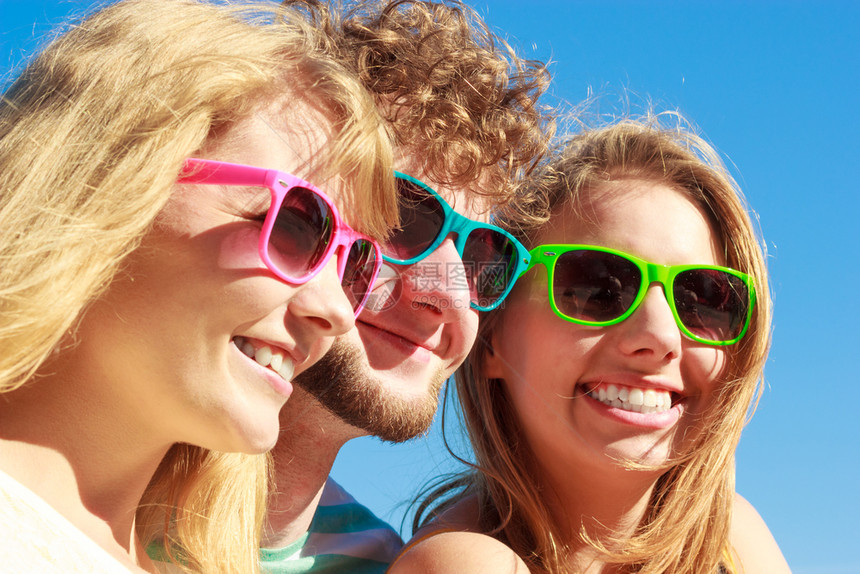 友情快乐暑假概念一群朋友男孩两个女在多彩的太阳镜里户外玩得开心欢乐的情一群朋友男孩两个女在户外玩得开心图片