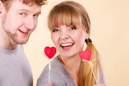 浪漫的关系幸福概念情侣带着心幸福男人和女带着爱的象征背景图片