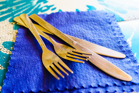 两把刀和叉子放在手帕上图片