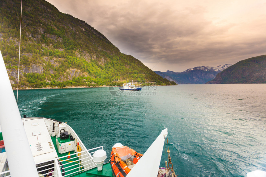 挪威斯堪的纳维亚欧洲山地景观和海湾从渡轮上看到的Norddalsfjorden图片