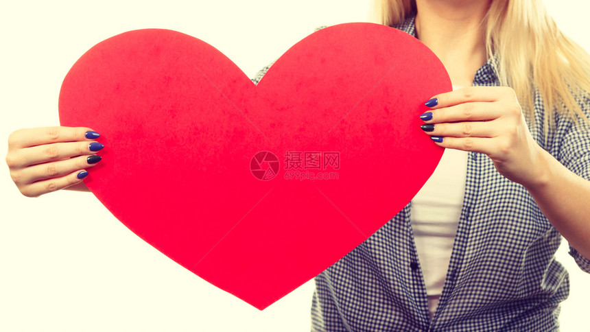 情人节浪漫和关系象征概念握着大红心的女人爱标志图片