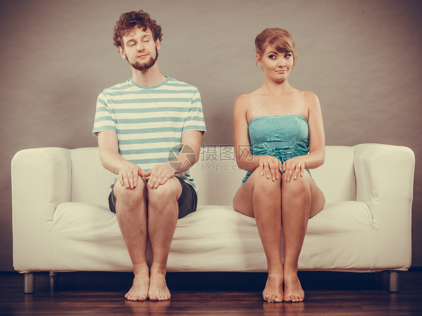 关系概念沙发上坐在一起的女和男关系很亲密图片