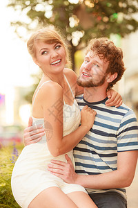 浪漫旅游者夫妇在城市街道上行走快乐的男女在户外享受生活暑假图片