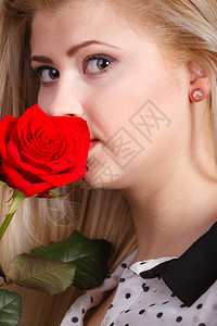 美丽可爱的女士拿着红玫瑰花美丽的年轻女士浪漫肖像图片