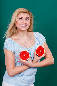 拥有两半红葡萄薯柑橘水果玩得开心吃绿色的健康饮食物图片