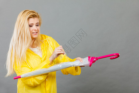 穿着黄色雨衣和紧闭伞的妇女穿着雨衣和紧闭伞的妇女穿着雨衣的妇女图片