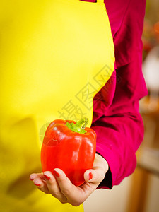 妇女手持红铃椒美味健康饮食蔬菜提供物辣椒图片