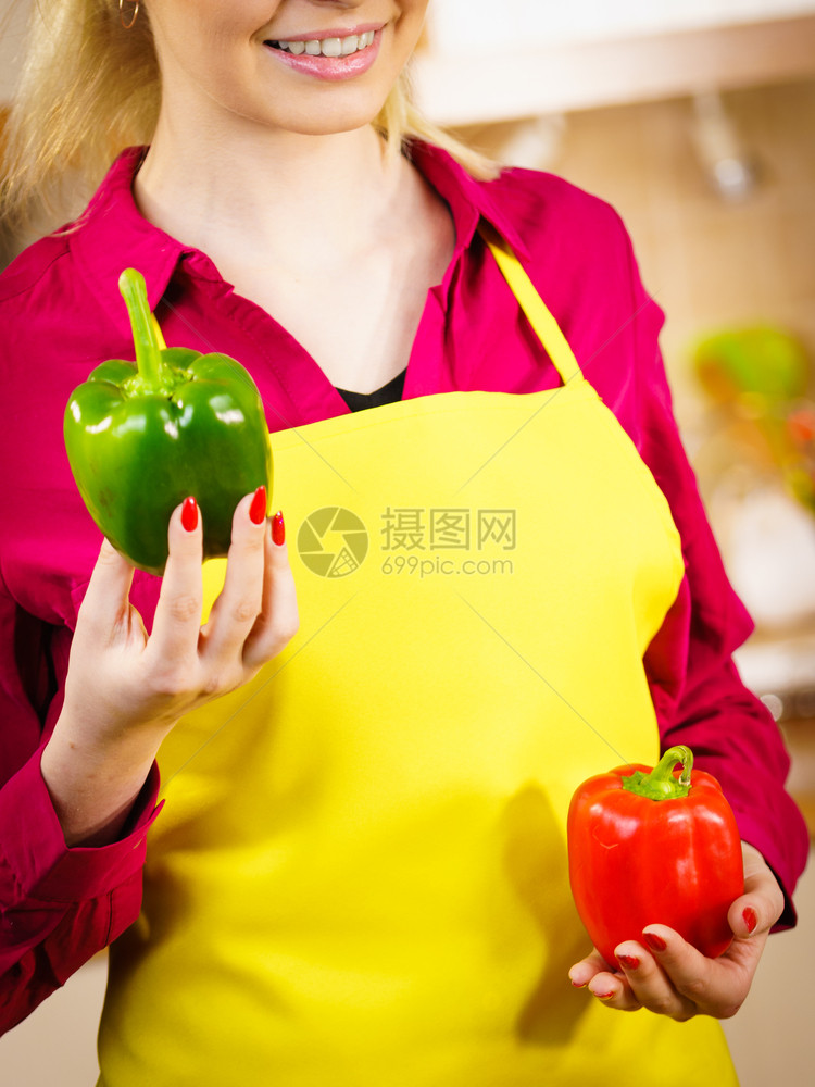 妇女手握胡椒美食味健康的蔬菜以两种颜色提供饮食物妇女握着辣椒图片
