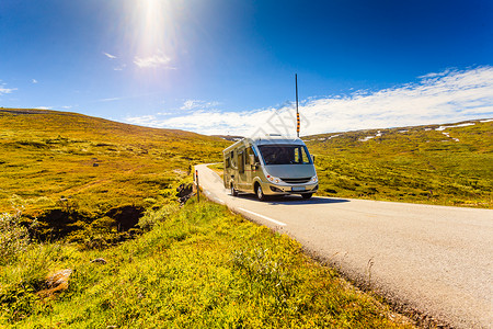 路厢式货车旅游假期和行公路上的野车夏季山地景观旅游路线Aurlandsfjellet奥韦吉山上的野车背景