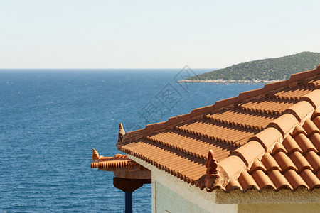 希腊夏季海水背景的红瓷砖屋顶结构图案背景图片