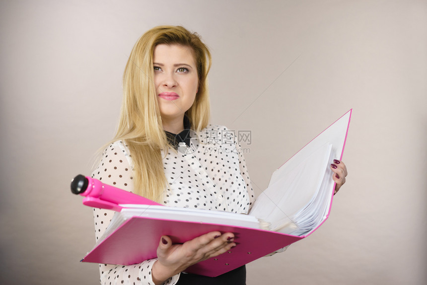 快乐的会计正经商业女员快乐的计女师带着粉红色的夹子带着文件和大笔享受着她的工作灰快乐的正经商业女人快乐的正经商业女人拿着文件的夹图片