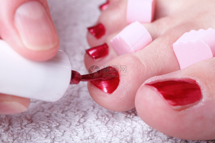 女脚贴近用红磨的指甲无护手足卫生图片