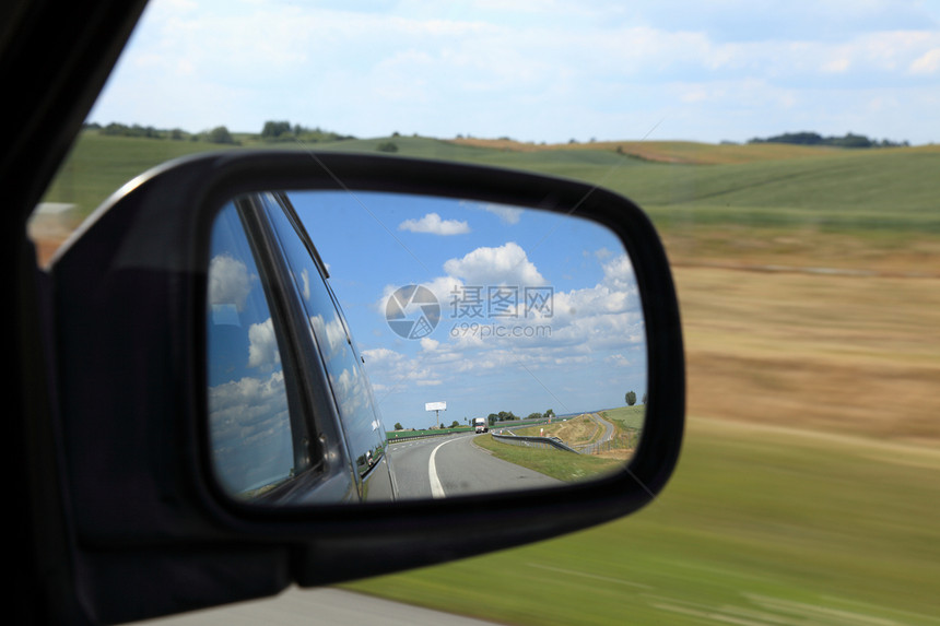 路面反射着一辆车的侧面镜子图片