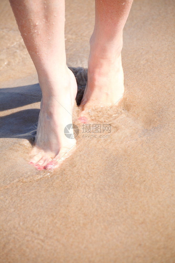 水中漂亮的腿脚指甲红色沙滩图片