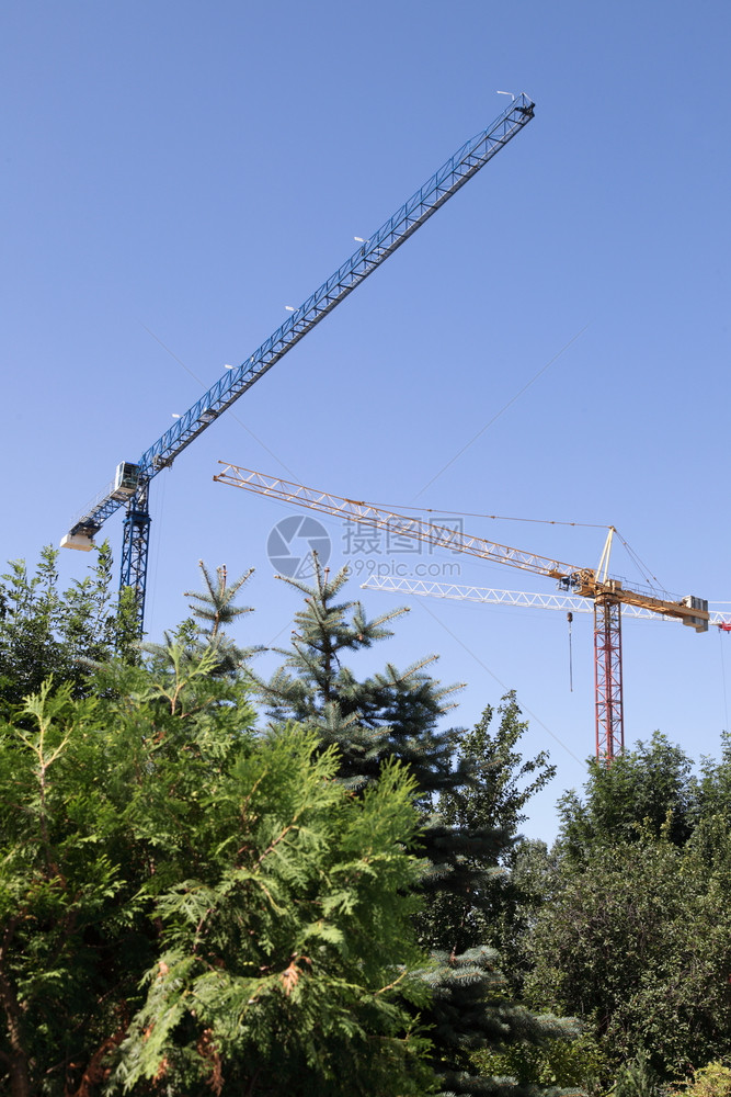 建筑吊车在市中心建筑工地的黑暗夜空前被抛光图片