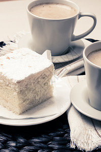咖啡时间概念用卡布奇诺摩和蛋糕放在桌上的杯子闭图片