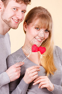 浪漫的关系幸福概念情侣带着心幸福男人和女带着爱的象征背景图片