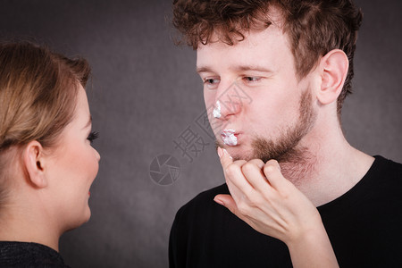 女美容师在男嘴唇上涂奶油女美容师在男嘴唇上涂奶油图片