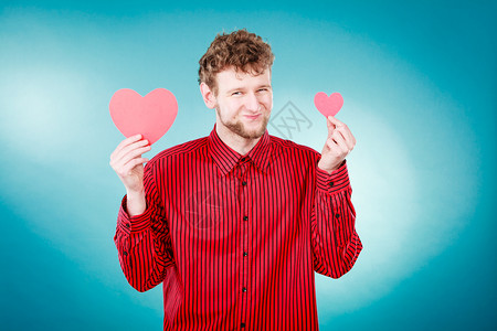 浪漫的感情概念欢呼的男子握着心穿红衬衫的成年人展示爱象征图片