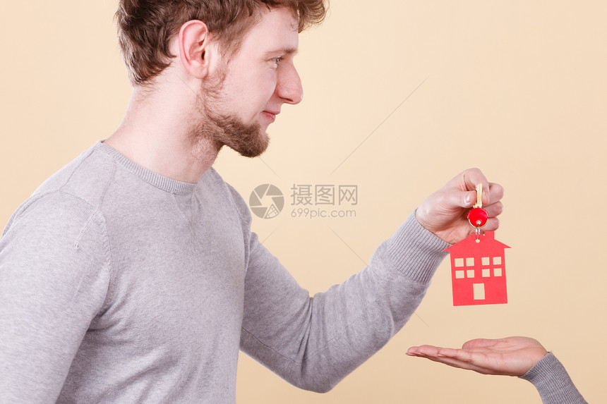 男手持不动产经纪人或丈夫给妻子新房钥匙财产所有者钥匙住房贷款概念图片