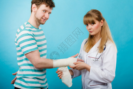 医学和保健女医生捆绑男手图片