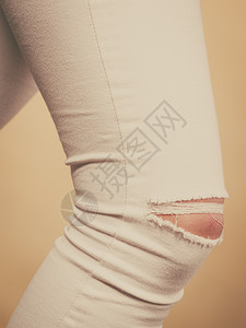 紧白色裤子牛仔膝上穿洞女时装概念紧白色裤子牛仔图片