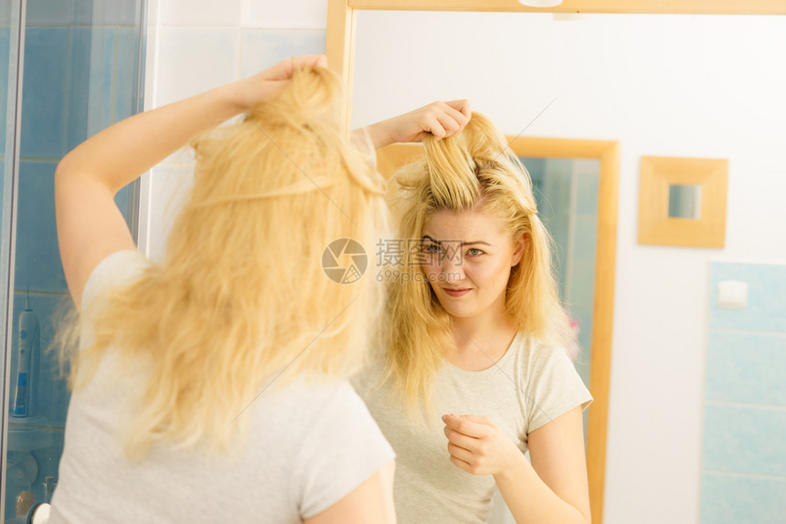 金发女人在洗手间里看着自己身上有油的头发有问题皮抓伤自己脱衣问题金发女人有问题头发图片