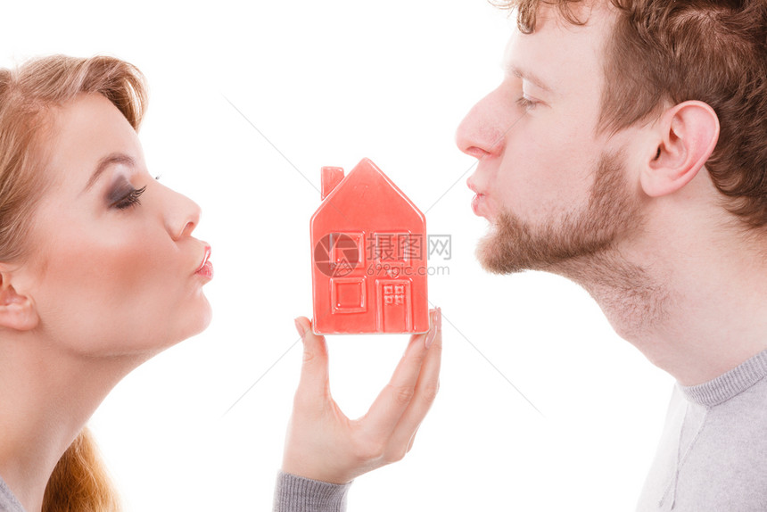 同居家庭爱浪漫的未来概念夫妻亲吻与家庭符号分享年轻已婚男女士亲吻家庭模型夫妻亲吻与家庭符号分享图片