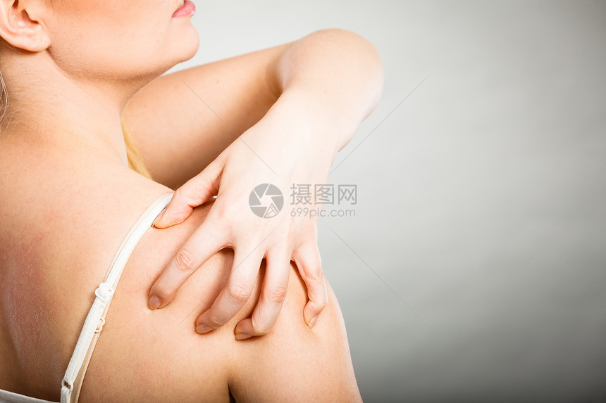 年轻女人用过敏皮疹痒的背部女用过敏皮疹痒的背部图片