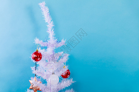 白色圣诞树带有红装饰骨Xmas庆祝室内设计概念白色圣诞树带有红装饰骨图片
