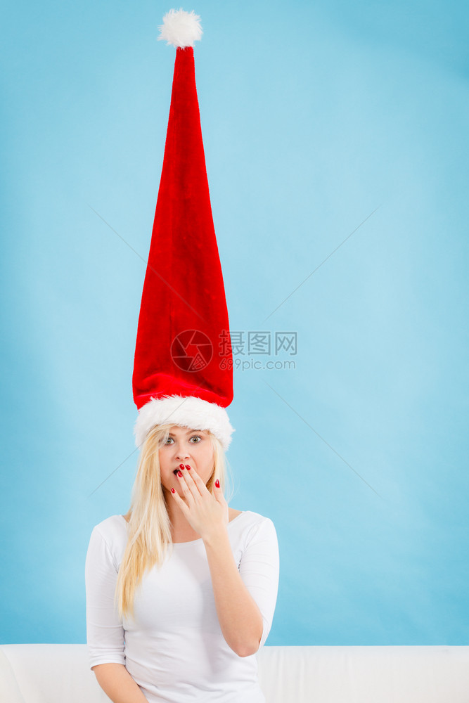 惊吓女人喘气疯狂的长风吹圣诞老人帽子有趣的方式惊吓女人疯狂的风吹圣诞老人帽子图片