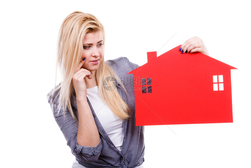 认为金发女孩拿着红纸屋符号新的公寓孤立在白色上思想女人拿着红房子符号图片