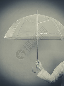 秋雨配件概念女人手里拿着透明的雨伞手持透明伞的女人背景图片