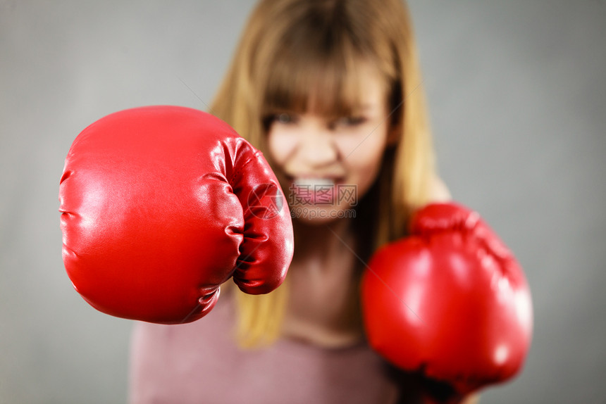 身着红拳击手套打斗身穿拳击手套的女运动员图片