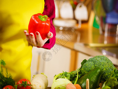 妇女手持红铃椒美味健康饮食蔬菜提供物辣椒图片