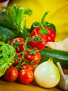 厨房桌上有许多健康蔬菜各种素食西红柿洋葱大蒜图片