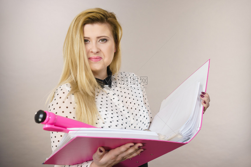 快乐的会计正经商业女员快乐的计女师带着粉红色的夹子带着文件和大笔享受着她的工作灰快乐的正经商业女人快乐的正经商业女人拿着文件的夹图片