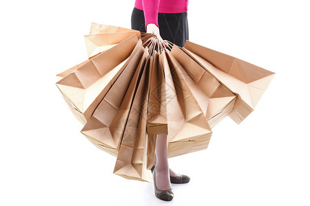 妇女手中的棕色购物回收礼品袋孤立的白色背景图片