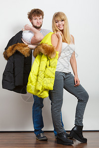 快乐的情侣和时尚夹克在工作室的年轻男女冬季秋天时尚图片
