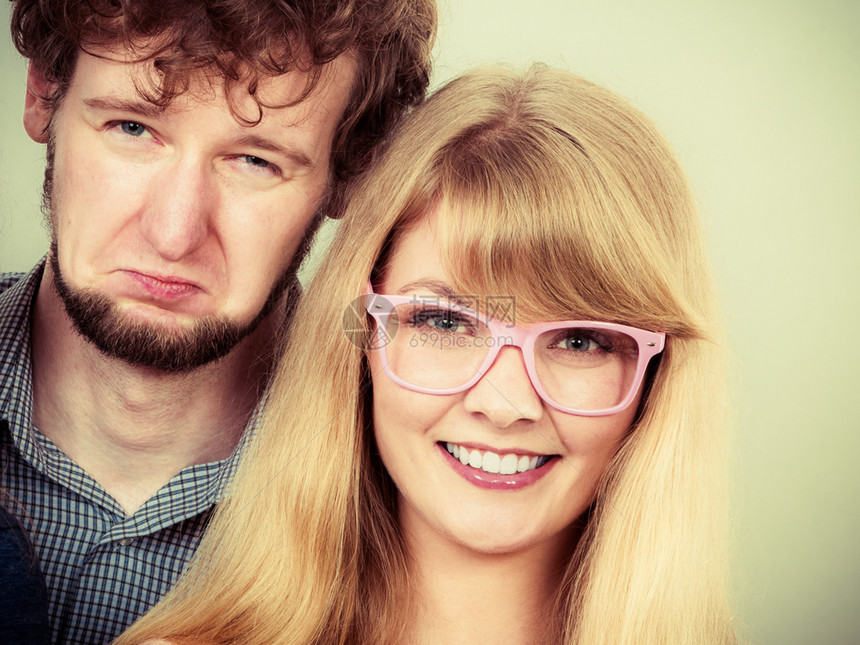 戴眼镜的有趣年轻人和女在演播室里微笑的朋友情侣图片