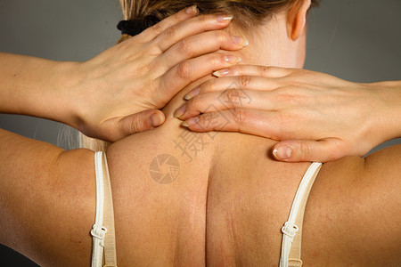 患有严重痛的妇女将手放在脖子上忍受疼痛缝合患有颈部疼痛的妇女患有头部疼痛背和脊椎疾病的妇女患有头部疼痛的妇女患有颈部疼痛的妇女图片