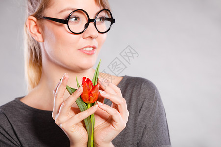 女可爱和微妙年轻可爱的春花女郎美丽的貌女孩肖像红色郁金香美丽的花图片