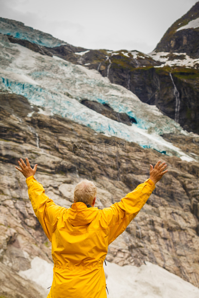 探险徒步旅行的人欣赏博亚布林冰川在Fjaerland地区索格诺格峡湾县索格达尔市挪威参观挪威自然景观的游客在挪威欣赏博雅布林冰川图片
