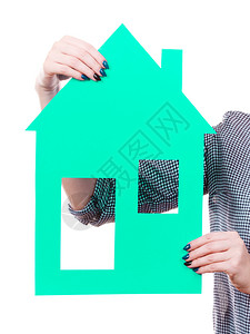 人类手握绿色纸屋模型新建公寓白色隔离女手持绿色房子模型图片