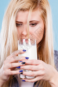 饮用健康的牛奶图片